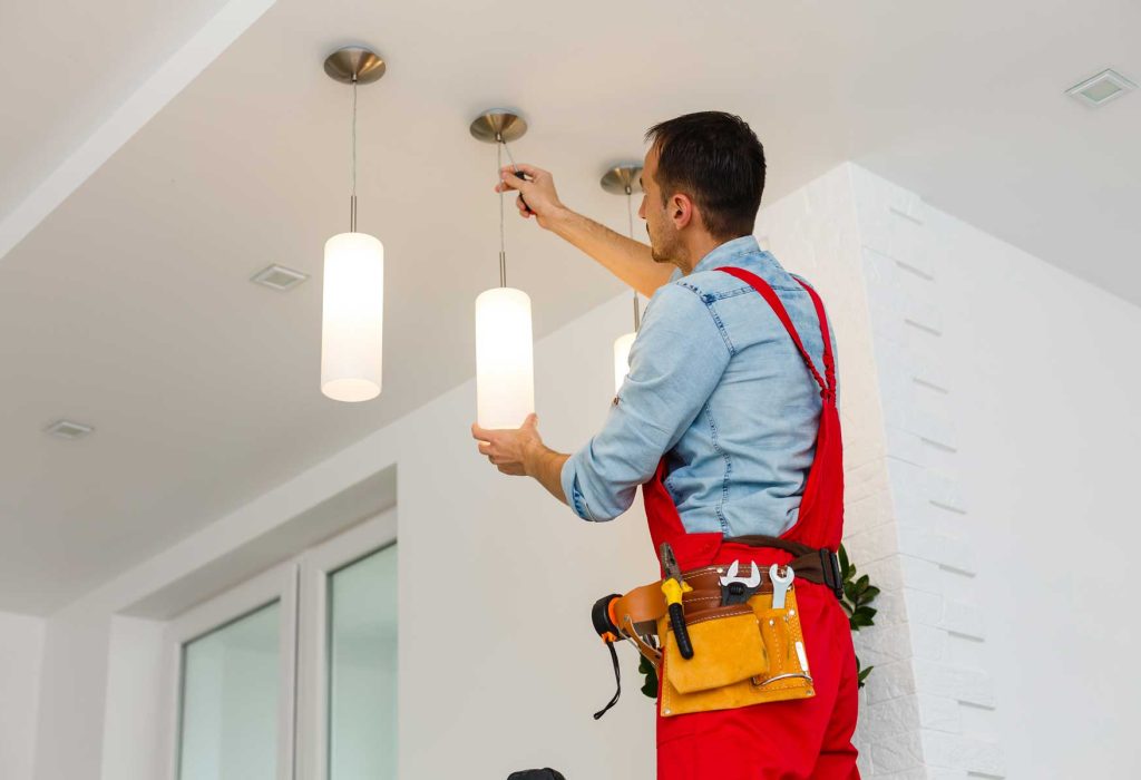 homeguide-electrician-installing-pendant-light-fixtures